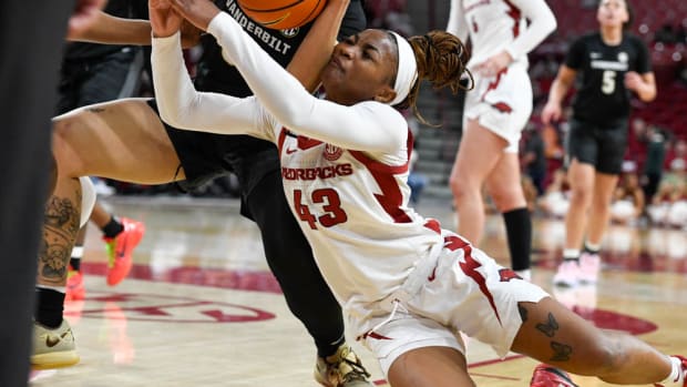 Razorbacks' Makayla Daniels goes after ball against Vanderbilt